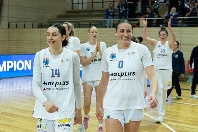 Lions nach dem 81:71 Heimsieg, Jubel, Syntainics MBC vs. BC Marburg, Frauen, Basketball, 1. Bundesliga, DBBL, Playoff Halbfinale - 2 5, Saison 2025 26, 13.04.2026. Halle SWH Arena Sachsen-Anhalt Deutschland