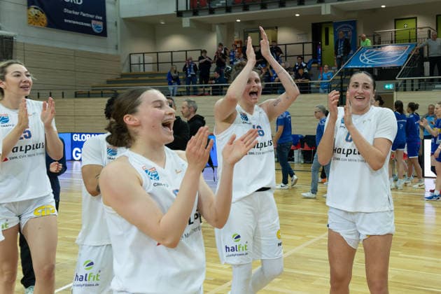 Lions nach dem 81:71 Heimsieg, Jubel, Syntainics MBC vs. BC Marburg, Frauen, Basketball, 1. Bundesliga, DBBL, Playoff Halbfinale - 2 5, Saison 2025 26, 13.04.2026. Halle SWH Arena Sachsen-Anhalt Deutschland