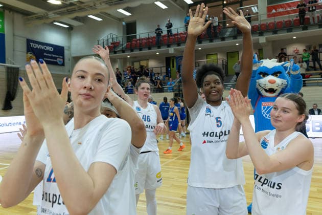Lions nach dem 81:71 Heimsieg, Jubel, Syntainics MBC vs. BC Marburg, Frauen, Basketball, 1. Bundesliga, DBBL, Playoff Halbfinale - 2 5, Saison 2025 26, 13.04.2026. Halle SWH Arena Sachsen-Anhalt Deutschland