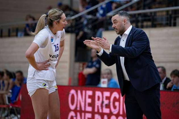 Toyota DBBL 2025 2026 - Syntainics MBC vs.BC Marburg Blue Dolphins Playoff Halbfinale, Game 2 Halle Saale, Deutschland 13.April 2026: Im Bild:v.li.Sona Svetlikova (Halle) und Trainer Timur Topal (Halle) Gestik, Geste, gestikuliert, Halle Saale swh.Arena Sachsen-Anhalt Deutschland