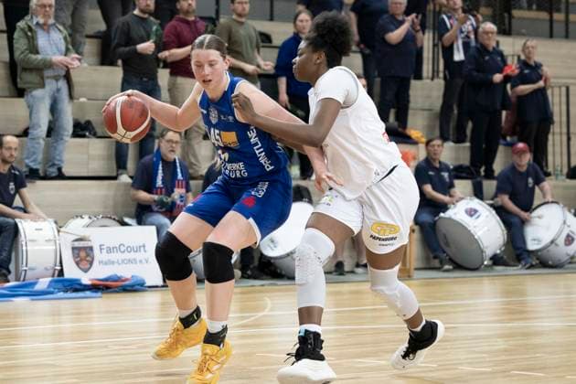 Toyota DBBL 2025 2026 - Syntainics MBC vs.BC Marburg Blue Dolphins Playoff Halbfinale, Game 2 Halle Saale, Deutschland 13.April 2026: Im Bild:v. li. im Zweikampf Allyson Fertig (Marburg) und Khalis Cain (Halle) Halle Saale swh.Arena Sachsen-Anhalt Deutschland
