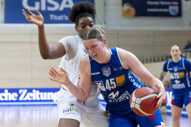 Toyota DBBL 2025 2026 - Syntainics MBC vs.BC Marburg Blue Dolphins Playoff Halbfinale, Game 2 Halle Saale, Deutschland 13.April 2026: Im Bild:v. li. im Zweikampf Khalis Cain (Halle) und Allyson Fertig (Marburg) Halle Saale swh.Arena Sachsen-Anhalt Deutschland