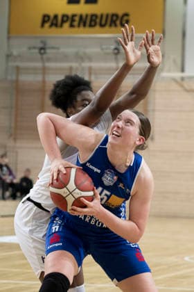 Toyota DBBL 2025 2026 - Syntainics MBC vs.BC Marburg Blue Dolphins Playoff Halbfinale, Game 2 Halle Saale, Deutschland 13.April 2026: Im Bild:v. li. im Zweikampf Khalis Cain (Halle) und Allyson Fertig (Marburg) Halle Saale swh.Arena Sachsen-Anhalt Deutschland