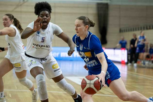 Toyota DBBL 2025 2026 - Syntainics MBC vs.BC Marburg Blue Dolphins Playoff Halbfinale, Game 2 Halle Saale, Deutschland 13.April 2026: Im Bild:v.li.Khalis Cain (Halle) und Lea Debeljak (Marburg) Halle Saale swh.Arena Sachsen-Anhalt Deutschland