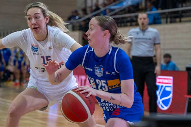 Toyota DBBL 2025 2026 - Syntainics MBC vs.BC Marburg Blue Dolphins Playoff Halbfinale, Game 2 Halle Saale, Deutschland 13.April 2026: Im Bild:v. li. im Zweikampf Sona Svetlikova (Halle) und Caitlyn Jones (Marburg) Halle Saale swh.Arena Sachsen-Anhalt Deutschland