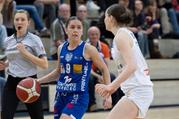 Toyota DBBL 2025 2026 - Syntainics MBC vs.BC Marburg Blue Dolphins Playoff Halbfinale, Game 2 Halle Saale, Deutschland 13.April 2026: Im Bild:v.li.Marianna Byvatov (Marburg) und Nicole Brochlitz (Halle) Halle Saale swh.Arena Sachsen-Anhalt Deutschland