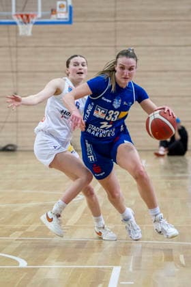 Toyota DBBL 2025 2026 - Syntainics MBC vs.BC Marburg Blue Dolphins Playoff Halbfinale, Game 2 Halle Saale, Deutschland 13.April 2026: Im Bild:v. li. im Zweikampf Nicole Brochlitz (Halle) und Greta Kampschroeder (Marburg) Halle Saale swh.Arena Sachsen-Anhalt Deutschland