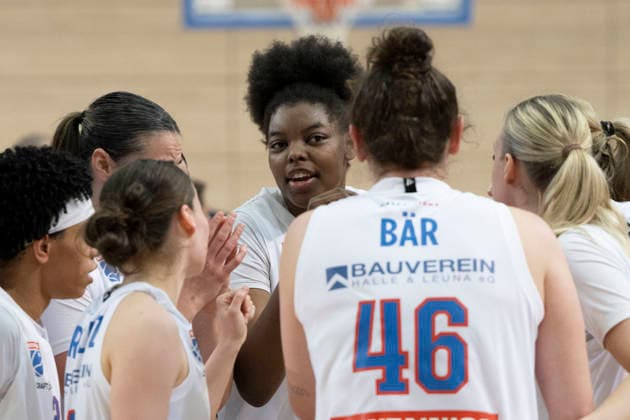 Toyota DBBL 2025 2026 - Syntainics MBC vs.BC Marburg Blue Dolphins Playoff Halbfinale, Game 2 Halle Saale, Deutschland 13.April 2026: Im Bild:Mitte Khalis Cain (Halle) lachend, laechelnd, gut gelaunt, grinst, grinsend, Halle Saale swh.Arena Sachsen-Anhalt Deutschland