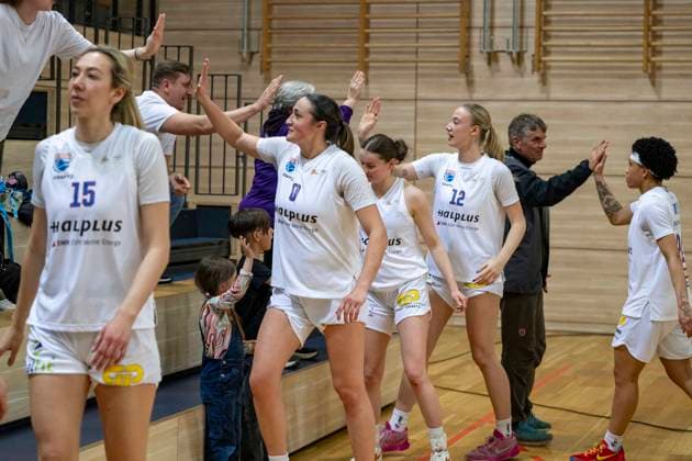 Toyota DBBL 2025 2026 - Syntainics MBC vs.BC Marburg Blue Dolphins Playoff Halbfinale, Game 2 Halle Saale, Deutschland 13.April 2026: Im Bild:Die Mannschaft von Halle feiert mit ihren Fans den Sieg im zweiten Spiel der Playoffs. Halle Saale swh.Arena Sachsen-Anhalt Deutschland