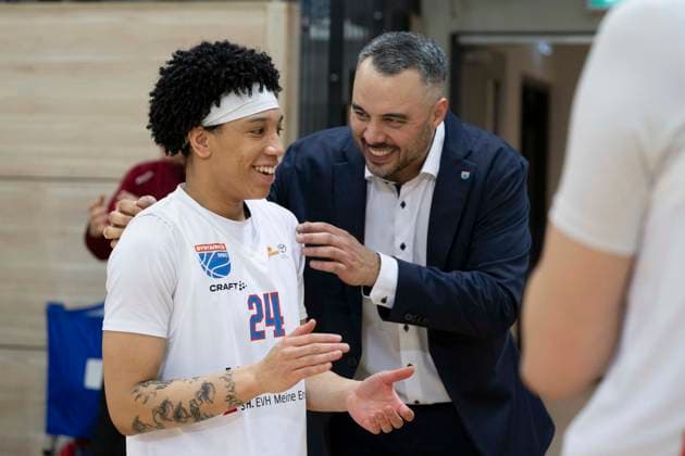 Toyota DBBL 2025 2026 - Syntainics MBC vs.BC Marburg Blue Dolphins Playoff Halbfinale, Game 2 Halle Saale, Deutschland 13.April 2026: Im Bild:v.li.Liz Smith (Halle) und Trainer Timur Topal (Halle) lachend, laechelnd, gut gelaunt, grinst, grinsend, Halle Saale swh.Arena Sachsen-Anhalt Deutschland