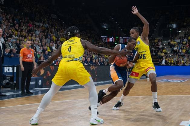 GER, Basketball, easy Credit- BBL, EWE Baskets Oldenburg vs Rostock Seawolves 13.04.2026, EWE Arena, Oldenburg, GER, easy Credit-BBL, Play-Ins, EWE Baskets Oldenburg vs Rostock Seawolves, im Bild Phillip GREENE IV ( Rostock Seawolves 16 ) Brain FOBBS ( EWE Baskets Oldenburg 4 ) James WOODARD ( EWE Baskets Oldenburg 10 )