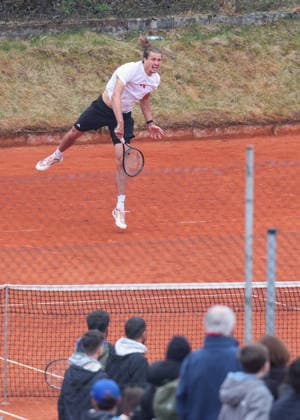 Alexander Zverev (GER) trainiert auf einem Aussenplatz Training,Zuschauer,Fans unscharf imbVordergrund Copyright: xJuergenxHasenkopfx