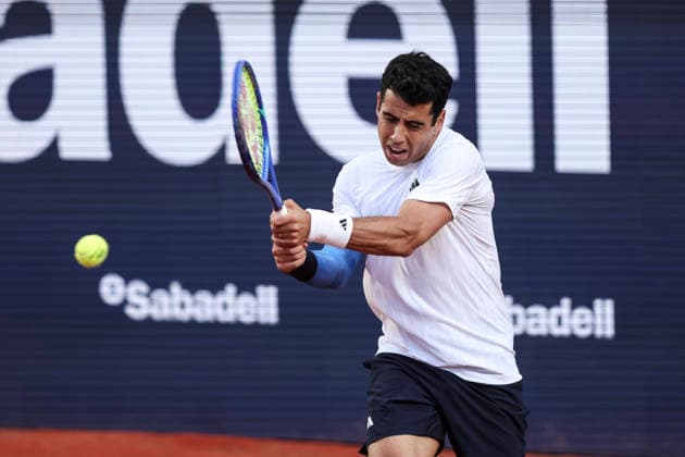 April 13, 2026, Barcelona, Barcelona, Spain: Jaume Munar of Spain in action against Rafael Jodar of Spain during the First round tennis match of the Barcelona Open Banc Sabadell - Conde Godo 2026 Day 3 at Real Club de Tenis Barcelona on April 13, 2026 in Barcelona, Spain. Barcelona Spain - ZUMAa181 20260413_zaa_a181_351 Copyright: xJavierxBorregox