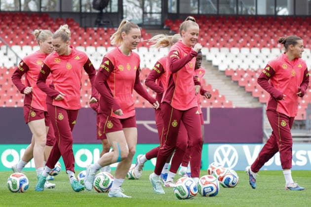 13.04.2026, xgrfx, Fussball DFB-Medientermine, Deutsche Frauennationalmannschaft - Pressekonferenz und Abschlusstraining v.l. Laura Freigang, Sarai Linder, Vivien Endemann, Carlotta Wamser (Deutsche Frauennationalmannschaft) (DFL DFB REGULATIONS PROHIBIT ANY USE OF PHOTOGRAPHS as IMAGE SEQUENCES and or QUASI-VIDEO) Nürnberg