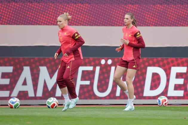 13.04.2026, xgrfx, Fussball DFB-Medientermine, Deutsche Frauennationalmannschaft - Pressekonferenz und Abschlusstraining v.l. Jella Veit, Jule Brand (Deutsche Frauennationalmannschaft) (DFL DFB REGULATIONS PROHIBIT ANY USE OF PHOTOGRAPHS as IMAGE SEQUENCES and or QUASI-VIDEO) Nürnberg