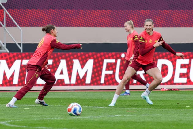 13.04.2026, xgrfx, Fussball DFB-Medientermine, Deutsche Frauennationalmannschaft - Pressekonferenz und Abschlusstraining v.l. Carlotta Wamser, Jule Brand (Deutsche Frauennationalmannschaft) (DFL DFB REGULATIONS PROHIBIT ANY USE OF PHOTOGRAPHS as IMAGE SEQUENCES and or QUASI-VIDEO) Nürnberg