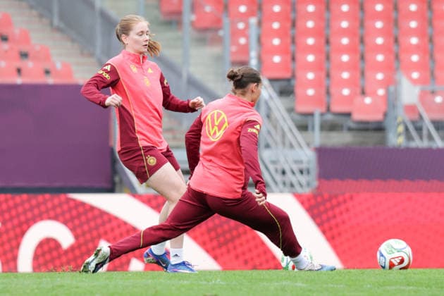 13.04.2026, xgrfx, Fussball DFB-Medientermine, Deutsche Frauennationalmannschaft - Pressekonferenz und Abschlusstraining v.l. Sjoeke Nüsken (Deutsche Frauennationalmannschaft) (DFL DFB REGULATIONS PROHIBIT ANY USE OF PHOTOGRAPHS as IMAGE SEQUENCES and or QUASI-VIDEO) Nürnberg