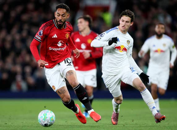 Manchester United, ManU v Leeds United - Premier League Matheus Cunha of Manchester United and Brenden Aaronson of Leeds United challenge during the Premier League match between Manchester United and Leeds United at Old Trafford on April 13, 2026 in Manchester, England. WARNING! This Photograph May Only Be Used For Newspaper And Or Magazine Editorial Purposes. May Not Be Used For Publications Involving 1 player, 1 Club Or 1 Competition Without Written Authorisation From Football DataCo Ltd. For Any Queries, Please Contact Football DataCo Ltd on +44 (0) 207 864 9121 Manchester Old Trafford England United Kingdom Copyright: xAllstarxPicturexLibraryxLtdx