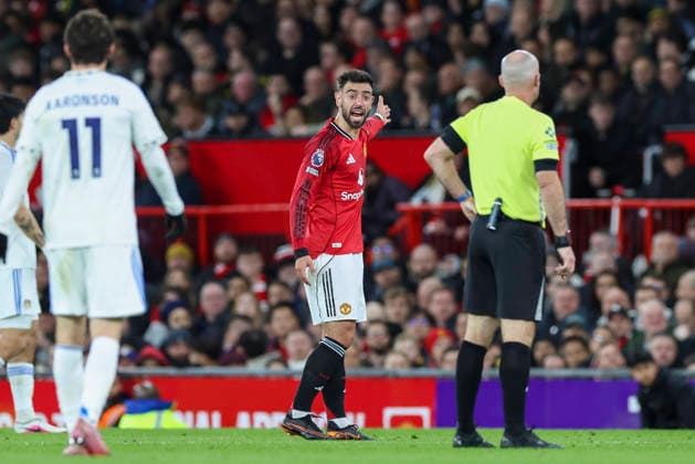 Manchester United, ManU v Leeds United, Premier League Manchester United midfielder Bruno Fernandes (8) reacts and gestures with Referee Paul Tierney during the Manchester United v Leeds United Premier League match at Old Trafford, Manchester, England on 13 April 2026 Credit: Phil Duncan Every Second Media Editorial use only. All images are copyright Every Second Media Limited. No images may be reproduced without prior permission. All rights reserved. Premier League and Football League images are subject to licensing agreements with Football DataCo Limited. see https: www.football-dataco.com Copyright: xIMAGO EveryxSecondxMediax ESM-1904-0019 PhilxDuncanx xEveryxSecondxMediax