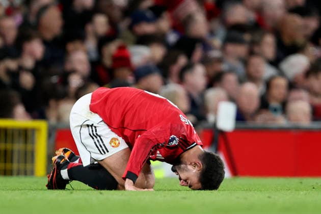Manchester United, ManU v Leeds United - Premier League Bruno Fernandes of Manchester United looks dejected during the Premier League match between Manchester United and Leeds United at Old Trafford on April 13, 2026 in Manchester, England. WARNING! This Photograph May Only Be Used For Newspaper And Or Magazine Editorial Purposes. May Not Be Used For Publications Involving 1 player, 1 Club Or 1 Competition Without Written Authorisation From Football DataCo Ltd. For Any Queries, Please Contact Football DataCo Ltd on +44 (0) 207 864 9121 Manchester Old Trafford England United Kingdom Copyright: xAllstarxPicturexLibraryxLtdx