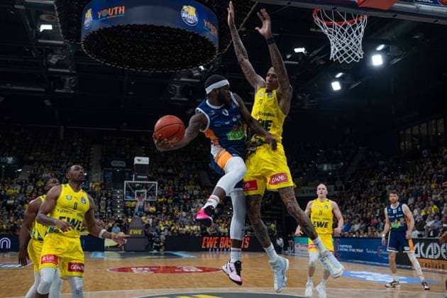 GER, Basketball, easy Credit- BBL, EWE Baskets Oldenburg vs Rostock Seawolves 13.04.2026, EWE Arena, Oldenburg, GER, easy Credit-BBL, Play-Ins, EWE Baskets Oldenburg vs Rostock Seawolves, im Bild TJ CROCKETT Jr. ( Rostock Seawolves 0 ) Michale KYSER ( EWE Baskets Oldenburg 12 )