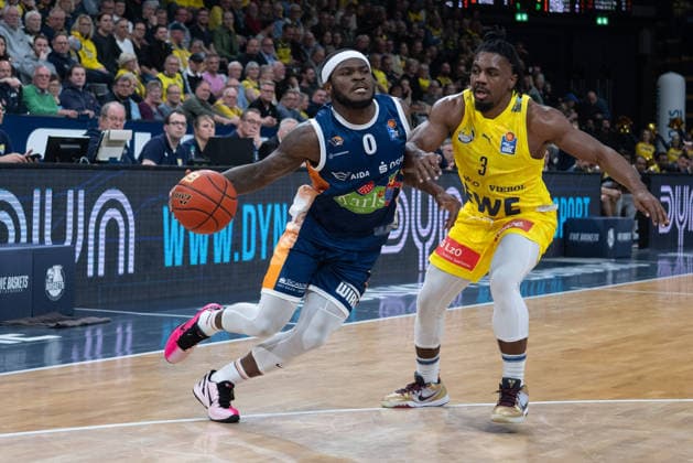 GER, Basketball, easy Credit- BBL, EWE Baskets Oldenburg vs Rostock Seawolves 13.04.2026, EWE Arena, Oldenburg, GER, easy Credit-BBL, Play-Ins, EWE Baskets Oldenburg vs Rostock Seawolves, im Bild TJ CROCKETT Jr. ( Rostock Seawolves 0 ) Chris CLEMONS ( EWE Baskets Oldenburg 3 )