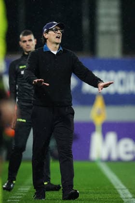 FiorentinaÕs head coach Paolo Vanoli shouts instructions to his players during the Serie A soccer match between Fiorentina and Lazio at the Artemio Franchi Stadium in Florence, north Italy - Monday, April 13, 2026 -  Copyright: xMassimoxPaolone LaPressex
