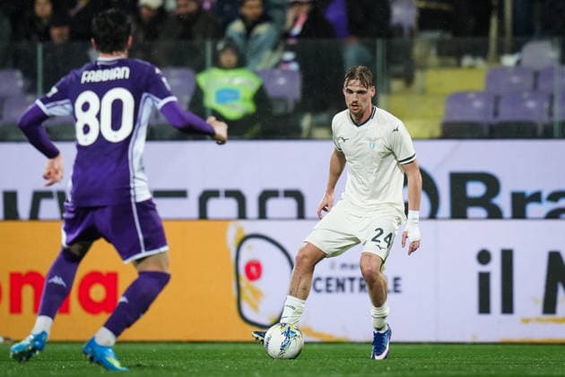 LazioÕs Kenneth Ina Dorothea Taylor fights for the ball with FiorentinaÕs Giovanni Fabbian during the Serie A soccer match between Fiorentina and Lazio at the Artemio Franchi Stadium in Florence, north Italy - Monday, April 13, 2026 -  Copyright: xMassimoxPaolone LaPressex