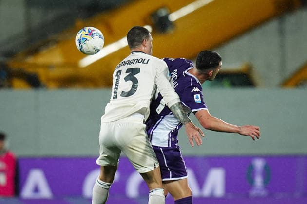 FiorentinaÕs Robin Everardus Gosens fights for the ball with LazioÕs Alessio Romagnoli during the Serie A soccer match between Fiorentina and Lazio at the Artemio Franchi Stadium in Florence, north Italy - Monday, April 13, 2026 -  Copyright: xMassimoxPaolone LaPressex