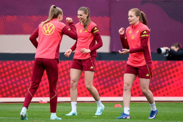 Nürnberg, Deutschland 13. April 2026: Vorbereitung auf das Frauen WM-Qualifikationsspiel Deutschland vs. Österreich - Abschlusstraining in Nürnberg Im Bild: v.li. Vivien Endemann (Deutschland), Jule Brand (Deutschland) und Sjoeke Nüsken Nuesken (Deutschland) Copyright: HMBxMedia MadeleinexFantini