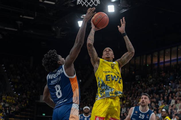 GER, Basketball, easy Credit- BBL, EWE Baskets Oldenburg vs Rostock Seawolves 13.04.2026, EWE Arena, Oldenburg, GER, easy Credit-BBL, Play-Ins, EWE Baskets Oldenburg vs Rostock Seawolves, im Bild Michale KYSER ( EWE Baskets Oldenburg 12 ) Kassim NICHOLSON ( Rostock Seawolves 8 )