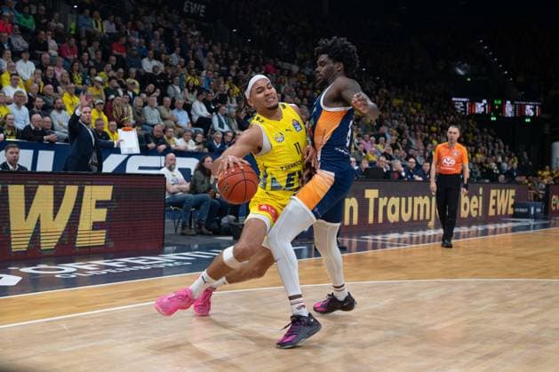 GER, Basketball, easy Credit- BBL, EWE Baskets Oldenburg vs Rostock Seawolves 13.04.2026, EWE Arena, Oldenburg, GER, easy Credit-BBL, Play-Ins, EWE Baskets Oldenburg vs Rostock Seawolves, im Bild Nicholas TISCHLER ( EWE Baskets Oldenburg 11 ) Kassim NICHOLSON ( Rostock Seawolves 8 )