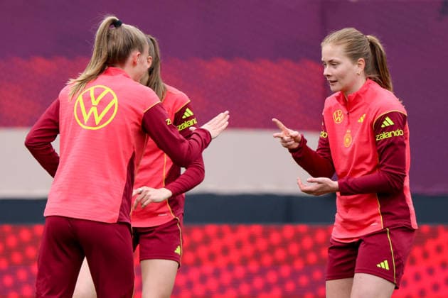 Nürnberg, Deutschland 13. April 2026: Vorbereitung auf das Frauen WM-Qualifikationsspiel Deutschland vs. Österreich - Abschlusstraining in Nürnberg Im Bild: v.li. Vivien Endemann (Deutschland) und Sjoeke Nüsken Nuesken (Deutschland) Copyright: HMBxMedia MadeleinexFantini