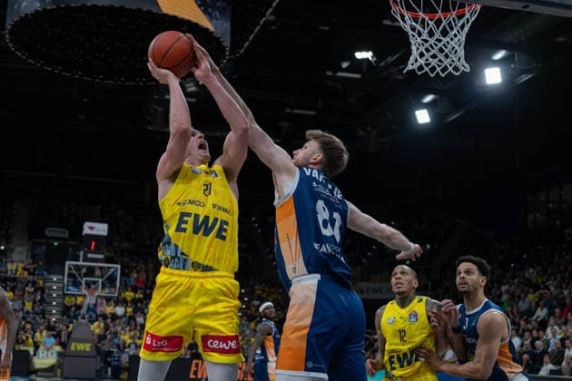 GER, Basketball, easy Credit- BBL, EWE Baskets Oldenburg vs Rostock Seawolves 13.04.2026, EWE Arena, Oldenburg, GER, easy Credit-BBL, Play-Ins, EWE Baskets Oldenburg vs Rostock Seawolves, im Bild Seth HINRICHS ( EWE Baskets Oldenburg 21 ) Andy VAN VLIET( Rostock Seawolves 81 )