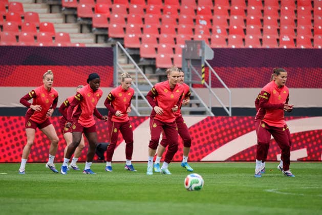 Nürnberg, Deutschland 13. April 2026: Vorbereitung auf das Frauen WM-Qualifikationsspiel Deutschland vs. Österreich - Abschlusstraining in Nürnberg Im Bild: v.li. Giulia Gwinn (Deutschland), Nicole Anyomi (Deutschland), Franziska Kett (Deutschland), Jella Veit (Deutschland), Carlotta Wamser (Deutschland) Copyright: HMBxMedia MadeleinexFantini