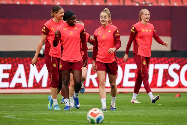 Nürnberg, Deutschland 13. April 2026: Vorbereitung auf das Frauen WM-Qualifikationsspiel Deutschland vs. Österreich - Abschlusstraining in Nürnberg Im Bild: v.li. Larissa Mühlhaus Muehlhaus (Deutschland), Nicole Anyomi (Deutschland) und Giulia Gwinn (Deutschland) Copyright: HMBxMedia MadeleinexFantini