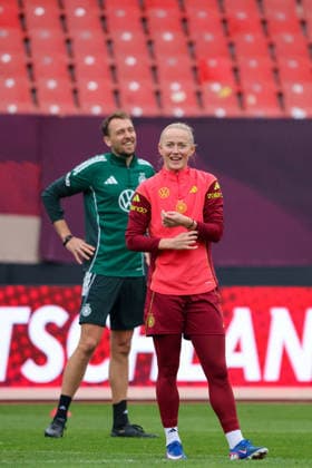 Nürnberg, Deutschland 13. April 2026: Vorbereitung auf das Frauen WM-Qualifikationsspiel Deutschland vs. Österreich - Abschlusstraining in Nürnberg Im Bild: v.li. Athletiktrainer Julius Balsmeier (Deutschland) und Lea Schüller Schueller (Deutschland) Copyright: HMBxMedia MadeleinexFantini