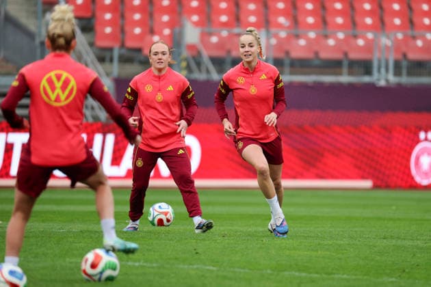 Nürnberg, Deutschland 13. April 2026: Vorbereitung auf das Frauen WM-Qualifikationsspiel Deutschland vs. Österreich - Abschlusstraining in Nürnberg Im Bild: v.li. Lisanne Gräwe Graewe (Deutschland) und Giulia Gwinn (Deutschland) Copyright: HMBxMedia MadeleinexFantini