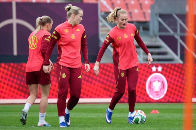 Nürnberg, Deutschland 13. April 2026: Vorbereitung auf das Frauen WM-Qualifikationsspiel Deutschland vs. Österreich - Abschlusstraining in Nürnberg Im Bild: v.li. Elisa Senß Senss (Deutschland), Franziska Kett (Deutschland) und Janina Minge (Deutschland) Copyright: HMBxMedia MadeleinexFantini