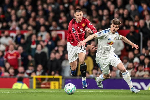 Premier League: Manchester United, ManU v Leeds United Benjamin Sesko of Manchester United breaks away from Jaka Bijol of Leeds United during the Premier League match Manchester United vs Leeds United at Old Trafford, Manchester, United Kingdom on 13 April 2026 (Photo by Mark Cosgrove News Images) Manchester Old Trafford Greater Manchester United Kingdom Copyright: xMarkxCosgrove NewsxImagesx