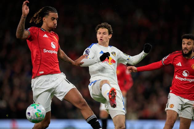 Manchester United, ManU v Leeds United, Premier League Brenden Aaronson (11) of Leeds United and Leny Yoro (15) of Manchester United challenge for the ball during the Premier League match between Manchester United and Leeds United at Old Trafford, Manchester, UK on 13 April 2026. Manchester Old Trafford Greater Manchester UK Editorial use only DataCo restrictions apply See www.football-dataco.com , Copyright: xConorxMolloyx PSI-24063-0067
