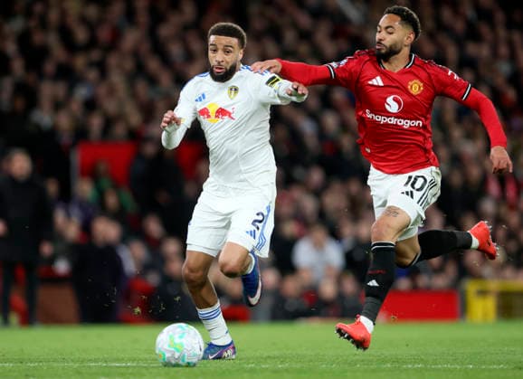 Manchester United, ManU v Leeds United - Premier League Jayden Bogle of Leeds United and Matheus Cunha of Manchester United challenge during the Premier League match between Manchester United and Leeds United at Old Trafford on April 13, 2026 in Manchester, England. Manchester Old Trafford England United Kingdom Copyright: xAllstarxPicturexLibraryxLtdx