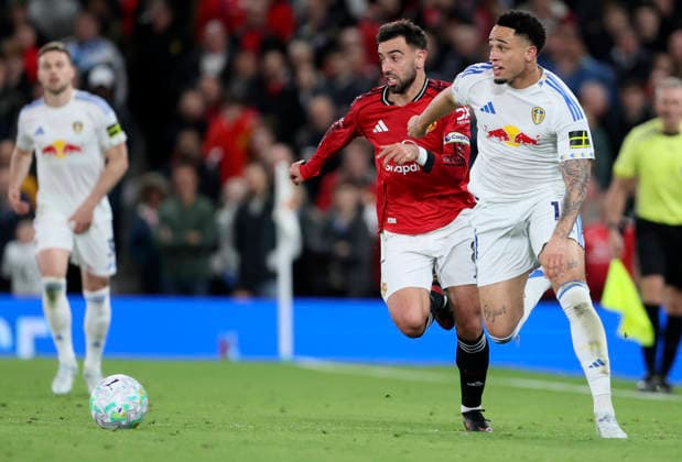 Manchester United, ManU v Leeds United - Premier League Bruno Fernandes of Manchester United and Noah Okafor of Leeds United challenge during the Premier League match between Manchester United and Leeds United at Old Trafford on April 13, 2026 in Manchester, England. Manchester Old Trafford England United Kingdom Copyright: xAllstarxPicturexLibraryxLtdx