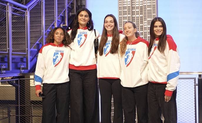 RECORD DATE NOT STATED Lauren Betts, Flau™jae Johnson, Olivia Miles, Azzi Fudd, Awa Fam Thiam and More Light the Empire State Building in Celebration of the 2026 WNBA, Basketball Damen, USA Draft. (NEW) Lauren Betts, Flau™jae Johnson, Olivia Miles, Azzi Fudd, Awa Fam Thiam and More Light the Empire State Building in Celebration of the 2026 WNBA Draft. April 13, 2026, New York, USA: Lauren Betts, UCLA center Flau™jae Johnson, LSU guard Olivia Miles, TCU guard Azzi Fudd, Connecticut guard Awa Fam Thiam, Spain national team, Nationalteam center, Kiki Rice, UCLA guard Raven Johnson, South Carolina guard, Ta™Niya Latson, South Carolina guard, Nell Angloma, Basket Lattes Montpellier Agglomeration forward, Angela Dugalic, UCLA forward Gabriela Jaquez, UCLA guard Gianna Kneepkens, UCLA guard Cotie McMahon, Ole Miss forward Madina Okot, South Carolina center Marta Suarez, TCU forward, light the Empire State Building in celebration of the 2026 WNBA Draft presented by State Street Investment Management SPY. All 15 prospects will attend the draft on Monday (13) evening. Credit: Jorge Estrellado Thenews2(Foto: Jorge Estrellado Thenews2 imago images) SPO Copyright: xJorgexEstrelladox