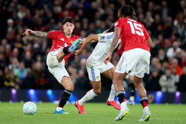 Manchester United, ManU v Leeds United - Premier League Lisandro Martinez of Manchester United pulls the hair of Dominic Calvert-Lewin of Leeds United during the Premier League match between Manchester United and Leeds United at Old Trafford on April 13, 2026 in Manchester, England. WARNING! This Photograph May Only Be Used For Newspaper And Or Magazine Editorial Purposes. May Not Be Used For Publications Involving 1 player, 1 Club Or 1 Competition Without Written Authorisation From Football DataCo Ltd. For Any Queries, Please Contact Football DataCo Ltd on +44 (0) 207 864 9121 Manchester Old Trafford England United Kingdom Copyright: xAllstarxPicturexLibraryxLtdx