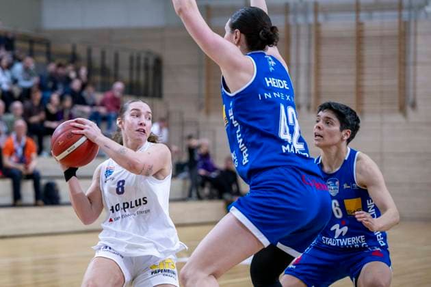 Toyota DBBL 2025 2026 - Syntainics MBC vs.BC Marburg Blue Dolphins Playoff Halbfinale, Game 2 Halle Saale, Deutschland 13.April 2026: Im Bild:v.li.Anna Suckstorff (Halle), Mia Heide (Marburg) und Ana Raimundo (Marburg) Halle Saale swh.Arena Sachsen-Anhalt Deutschland