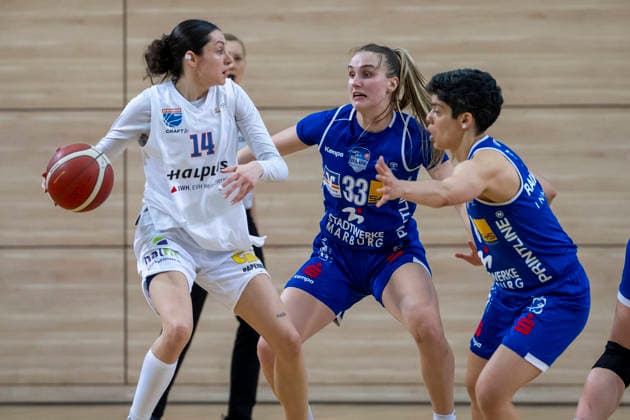 Toyota DBBL 2025 2026 - Syntainics MBC vs.BC Marburg Blue Dolphins Playoff Halbfinale, Game 2 Halle Saale, Deutschland 13.April 2026: Im Bild:v.li.Katelyn Shumate (Halle), Greta Kampschroeder (Marburg) und Ana Raimundo (Marburg) Halle Saale swh.Arena Sachsen-Anhalt Deutschland