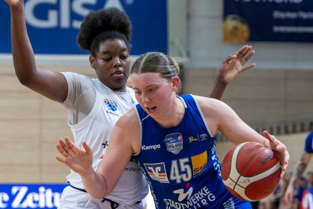 Toyota DBBL 2025 2026 - Syntainics MBC vs.BC Marburg Blue Dolphins Playoff Halbfinale, Game 2 Halle Saale, Deutschland 13.April 2026: Im Bild:v. li. im Zweikampf Khalis Cain (Halle) und Allyson Fertig (Marburg) Halle Saale swh.Arena Sachsen-Anhalt Deutschland