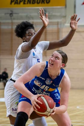 Toyota DBBL 2025 2026 - Syntainics MBC vs.BC Marburg Blue Dolphins Playoff Halbfinale, Game 2 Halle Saale, Deutschland 13.April 2026: Im Bild:v. li. im Zweikampf Khalis Cain (Halle) und Allyson Fertig (Marburg) Halle Saale swh.Arena Sachsen-Anhalt Deutschland
