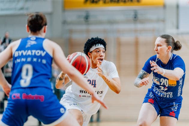 BB-1BL Damen Syntainics MBC Lions - BC Pharmaserv Marburg Liz Smith (GISA Lions MBC) waehrend der Saison 2025-2026 im Halbfinale Playoff im Spiel 2 von 5 in der DBBL Toyota Bundesliga Syntainics MBC Lions und BC Pharmaserv Marburg in der SWH Arena am 13. April 2026 in Halle Saale, Sachsen Anhalt, Deutschland